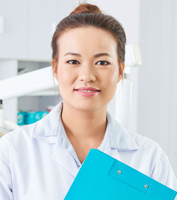 dentist-with-clipboard-portrait-93HAWYC